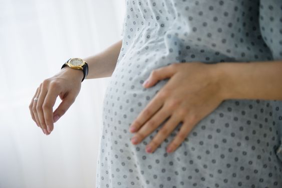 كيف تكون حركة الجنين قبل الولادة بساعات